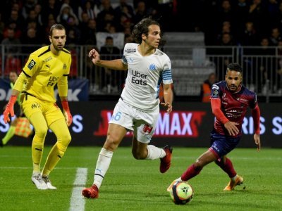 Le milieu de Marseille Mattéo Guendouzi (c) contre Clermont en championnat, le 31 octobre 2021 à Clermont-Ferrand - JEAN-PHILIPPE KSIAZEK [AFP/Archives]
