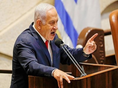 Le chef de l'opposition et ancien Premier ministre israélien Benjamin netanyahu s'exprime à la tribune de la Knesset, le 3 novembre 2021 - AHMAD GHARABLI [AFP]