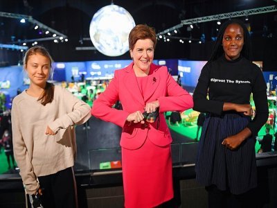 La Première ministre écossaise Nicola Sturgeon avec les militantes écologistes Vanessa Nakate et Greta Thunberg pendant la COP26 à Glasgow le 1er novembre 2021 - ANDY BUCHANAN [POOL/AFP]