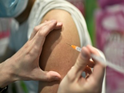 Une personne se fait vacciner contre le Covid-19, le 4 juin 2021 à Paris - STEPHANE DE SAKUTIN [AFP/Archives]