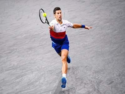Le Serbe Novak Djokovic, lors de son quart de finale du Masters 1000 de Paris, face à l'Américain Taylor Fritz, le 5 novembre 2021 à l'AccorHotels Arena - Christophe ARCHAMBAULT [AFP]