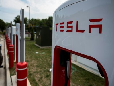 Des bornes de rechargement de voitures électriques, à Arlington, en Virginie, le 13 août 2021 - ANDREW CABALLERO-REYNOLDS [AFP]