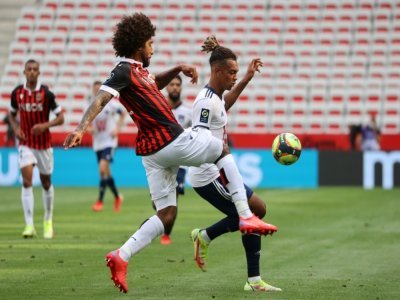 Le capitaine et défenseur de Nice, le Brésilien Dante, dégage le ballon devant l'attaquant bordelais Sekou Mara, lors de la 4e journée de Ligue 1, le 28 août 2021 à l'Allianz Riviera - Valery HACHE [AFP/Archives]