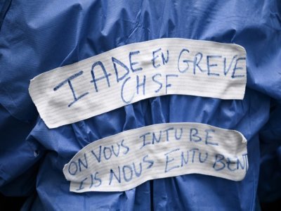 Une infirmière anesthésiste (IADE) en grève lors d'une manifestation pour une hausse des salaires le 17 mai 2021 devant l'hôpital Georges-Pompidou à Paris - Anne-Christine POUJOULAT [AFP/Archives]