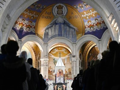 Des fidèles assistent à une messe dans la basilique Notre-Dame-du-Rosaire à Lourdes, le 6 novembre 2021, après une cérémonie à la mémoire des victimes de pédocriminalité - Valentine CHAPUIS [AFP]