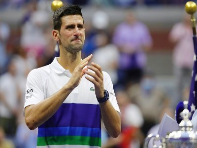 Le Serbe Novak Djokovic pleure lors de la cérémonie de la remise des trophées de l'US Open, après sa défaite face à l'Allemand Alexander Zverev, le 12 septembre 2021 au Billy Jean King King National Tennis Center à New York - Kena Betancur [AFP/Archives]