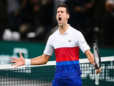 La joie du Serbe Novak Djokovic, après s'être qualifié pour la finale du Masters 1000 de Paris, après sa victoire face au Polonais Hubert Hurkacz, 3-6, 6-0, 7-6 (7/5), le 6 novembre 2021 à l'AccorHotels Arena - Christophe ARCHAMBAULT [AFP]