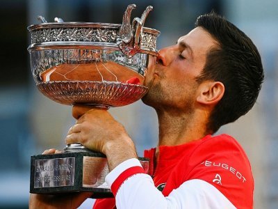 Le Serbe Novak Djokovic, vainqueur du tournoi de Roland-Garros pour la 2e fois de sa carrière, après sa victoire en 5 sets face au Grec Stefanos Tsitsipas, le 13 juin 2021 à Paris - Anne-Christine POUJOULAT [AFP/Archives]