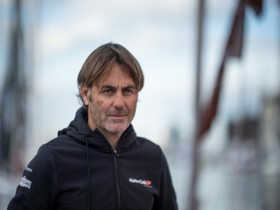 Le skipper français Yannick Bestaven sur le port du Havre le 5 novembre 2021, avant le départ de la Transat Jacques Vabre - LOIC VENANCE [AFP]