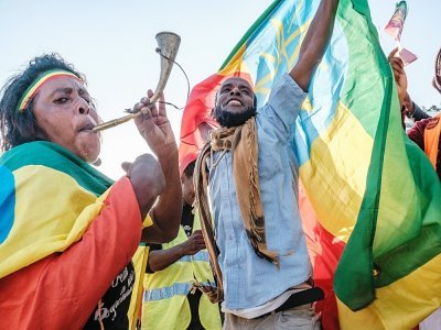 Des manifestants promettent de défendre la capitale face aux rebelles tigréens lors d'un rassemblement pro-gouvernemental à Addis Abeba, en Ethiopie, le 7 novembre 2021 - EDUARDO SOTERAS [AFP]