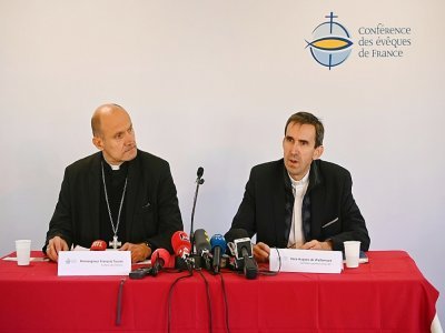 L'évêque de Chalons François Touvet (g) et le porte-parole de la CEF, Hugues de Woillemont, lors d'une conférence de presse, le 6 novembre 2021 à Lourdes - Valentine CHAPUIS [AFP]