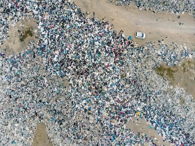 Vue aérienne d'une décharge sauvage de vieux vêtements à Alto Hospicio, au Chili, le 26 septembre 2021 - MARTIN BERNETTI [AFP]