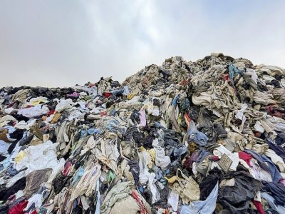 Décharge de vêtements usagés dans le désert d'Atacama, à Iquique au Chili le 26 septembre 2021 - MARTIN BERNETTI [AFP]