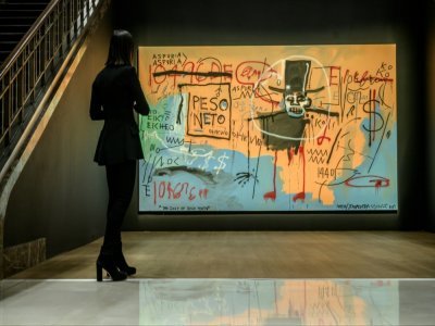 Une toile de Jean-Michel Basquiat, "the Guit of Gold Teeth", dans les locaux de Christie's, à New York, le 29 octobre 2021 - Ed JONES [AFP]