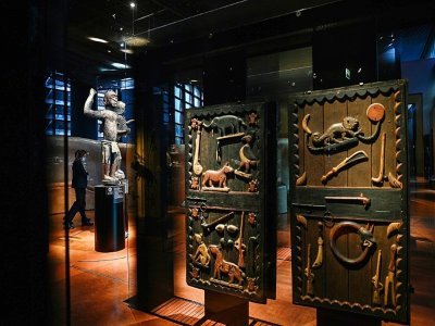 Des portes de palais de l'ancien royaume d'Abomey exposées au musée du Quai Branly, le 10 septembre 2021 à Paris - Christophe ARCHAMBAULT [AFP/Archives]
