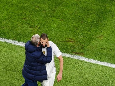 Chaleureuse accolade entre Didier Deschamps et Karim Benzema à l'issue du succès des Bleus sur la Belgique en Ligue des Nations à Turin, le 7 octobre 2021 - MASSIMO RANA [POOL/AFP/Archives]