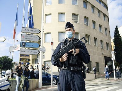 Un policier en position devant le commissariat de Cannes où un policier a été attaqué au couteau, le 8 novembre 2021 - NICOLAS TUCAT [AFP]