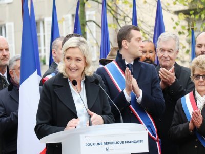 Marine Le Pen a fait son discours pour rendre hommage au Général de Gaulle, à Bayeux.