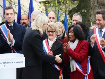 Marine Le Pen a ensuite salué ses sympathisants.
