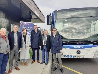 Toutes les parties prenantes étaient présentes mercredi 10 novembre, pour l'inauguration de la première mise en circulation des bus au biogaz. - Nathalie Hamon