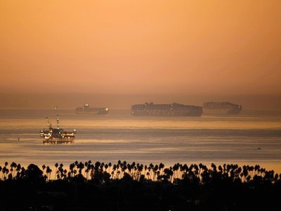 Des porte-conteneurs attendent leur entrée dans les ports de Los Angeles et de Long Beach à l'aube, le 15 octobre 2021 - Patrick T. FALLON [AFP]