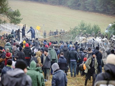 Des migrants bloqués à la frontière entre le Bélarus et la Pologne, le 8 novembre 2021 dans la région de Grodno - Leonid Shcheglov [BELTA/AFP]