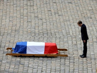 Emmanuel Macron s'incline devant le cercueil de "l'ultime héros des Compagnons de la Libération", Hubert Germain, décédé à l'âge de 101 ans, durant un hommage national à l'Hôtel des Invalides à Paris, le 15 octobre 2021 - THOMAS COEX [AFP]
