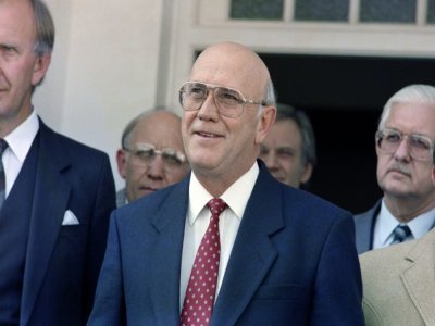 Frederik Willem de Klerk (C), alors ministre de l'Education en Afrique du Sud, le 12 août 1989 - Trevor SAMSON [AFP/Archives]