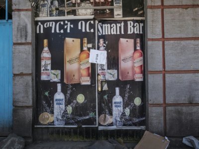 Devanture d'un bar prétendument fermé en raison de l'origine de ses propriétaires, Tigréens, à  Addis Abeba, en Éthiopie, le 21 octobre 2021 - EDUARDO SOTERAS [AFP]
