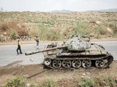 Un blindé de l'armée éthiopienne abandonné sur le bord de la route au sud-ouest de Mekele dans la région de Tigé, en Éthiopie, le 20 juin 2021 - Yasuyoshi CHIBA [AFP/Archives]