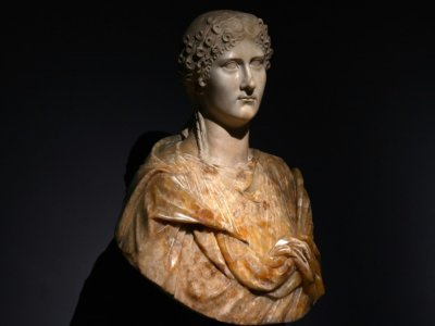 Un buste d'Agrippine la Jeune, soeur de Caligula et mère de Néron, à l'exposition "Portraits et secrets de femmes romaines", Nîmes, le 10 novembre 2021 - Pascal GUYOT [AFP]