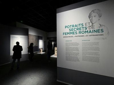 Des visiteurs à l'entrée de l'exposition "Portraits et secrets de femmes romaines", au musée de la Romanité de Nîmes, le 10 novembre 2021 - Pascal GUYOT [AFP]