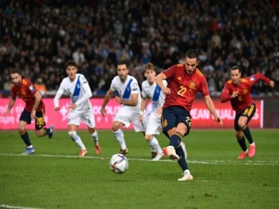 L'attaquant espagnol Pablo Sarabia marque sur pénalty, l'unique but de la victoire face à la Grèce, lors des éliminatoires de la Coupe du monde 2022 au Qatar, le 11 novembre 2021 à Athènes - ARIS MESSINIS [AFP]