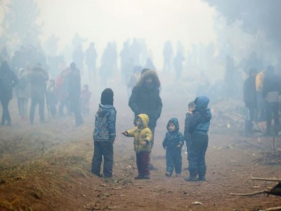 Des migrants, dont de nombreux enfants, dans un camp improvisé à la frontière entre le Bélarus et la Pologne, dans la région de Grodno, le 11 novembre 2021 - Leonid Shcheglov [BELTA/AFP]