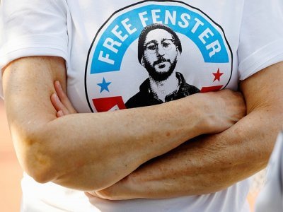 Un homme porte un T-shirt appelant à la libération de Danny Fenster, journaliste américain emprisonné en Birmanie, le 5 juin 2021 à Huntington Woods, dans le Michigan, aux Etats-Unis. - JEFF KOWALSKY [AFP/Archives]