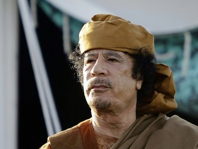 Mouammar Kadhafi devant sa tente dans le jardin de sa résidence de Bab al-Aziziya à Tripoli le 10 avril 2011 - JOSEPH EID [AFP/Archives]