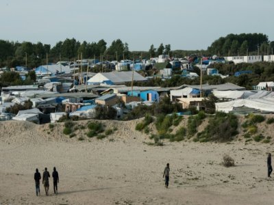 Des migrants près du camp dénommé la "Jungle" à Calais dans le Pas-de-Calais le 26 juillet 2016 - DENIS CHARLET [AFP/Archives]