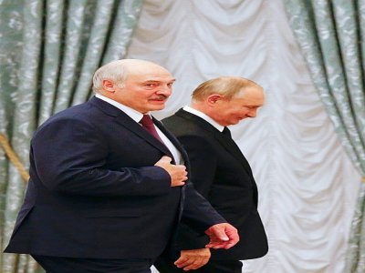 Les présidents russe et bélarusse Vladimir Poutine (D) et Alexandre Loukachenko (G) le 9 septembre 2021 au Kremlin - SHAMIL ZHUMATOV [POOL/AFP]