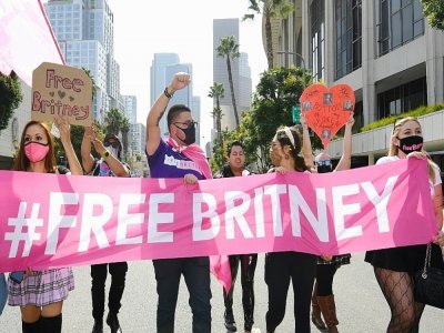 Des fans de Britney Spears rassemblés devant le tribunal de Stanley Mosk, le 29 septembre 2021 à Los Angeles, en Californie - VALERIE MACON [AFP]