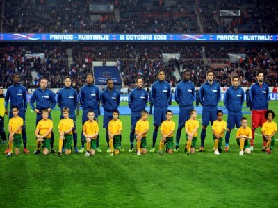 Les joueurs de l'équipe de France avant le coup d'envoi de leur dernier match disputé au Parc des Princes contre l'Australie le 11 octobre 2013 - LIONEL BONAVENTURE [AFP/Archives]