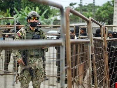 Un militaire devant la prison de Guayas 1 théâtre d'affrontements entre gangs de prisonniers qui ont fait au moins 58 morts, le 13 novembre 2021 à Guayaquil (sud-ouest de l'Equateur) - Fernando Mendez [AFP]