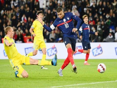 L'attaquant Kylian Mbappé marque son 2e but face au Kazakhstan, lors des éliminatoires de la Coupe du monde 2022 au Qatar, le 13 novembre 2021 au Parc des Princes à Paris - FRANCK FIFE [AFP]