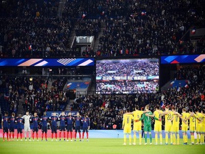 Les joueurs français et kazakhs observent une minute de silence en hommage aux victimes des attentats du 13 novembre 2015, avant le début de leur match comptant pour les éliminatoires de la Coupe du monde 2022 au Qatar, le 13 novembre 2021 au Parc de - FRANCK FIFE [POOL/AFP]