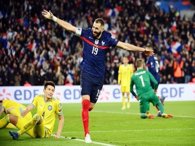 La joie de l'attaquant Karim Benzema, après son but marqué contre le Kazakhstan, lors des éliminatoires de la Coupe du monde 2022 au Qatar, le 13 novembre 2021 au Parc des Princes à Paris - FRANCK FIFE [AFP]