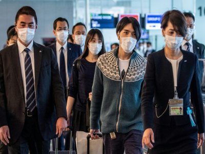 L'ancienne princesse Mako et son mari Kei Komuro se dirigent vers la porte d'embarquement à l'aéroport de Tokyo Haneda, le 14 novembre 2021 - Philip FONG [AFP]