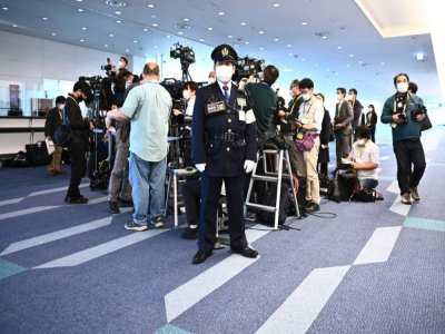 Les journalistes attendent l'arrivée de l'ex-princesse Mako et de son mari Kei Komuro à l'aéroport de Tokyo-Haneda, le 14 novembre 2021 - Philip FONG [AFP]