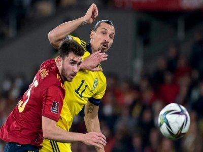Le défenseur espagnol Aymeric Laporte, à la lutte avec l'attaquant suédois Zlatan Ibrahimovic, lors de leur match comptant pour les éliminatoires du Mondial-2022 au Qatar, le 14 novembre 2021 à Séville - JORGE GUERRERO [AFP]