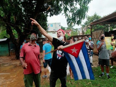 Des partisans du gouvernement cubain manifestent devant le domicile de l'opposant Yunior Garcia à La Havane, le 14 novembre 2021 - STR [AFP]