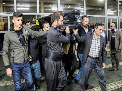 Des hommes transportent le 15 novembre 2021 à Erbil le cercueil  d'un migrant kurde irakien, mort en tentant de traverser la frontière entre le Bélarus et la Pologne - SAFIN HAMED [AFP]