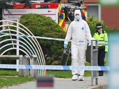 Un expert dépêché le 15 novembre 2021 près de l'hôpital de Livepool, dans le nord de l'Angleterre, devant lequel une voiture a explosé la veille - Paul ELLIS [AFP]